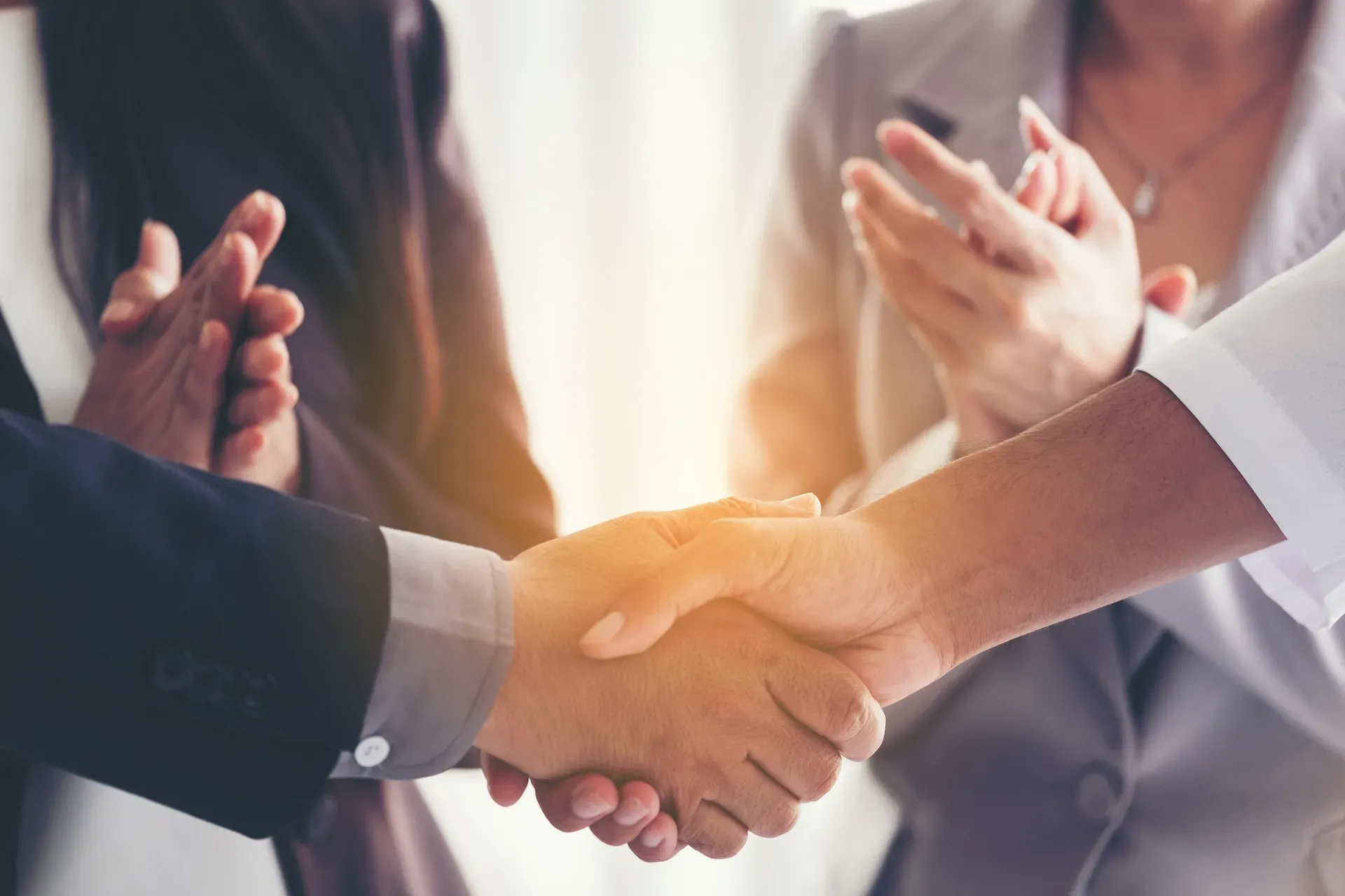 Aperto de mãos entre consultor e cliente da Fluir Seguros